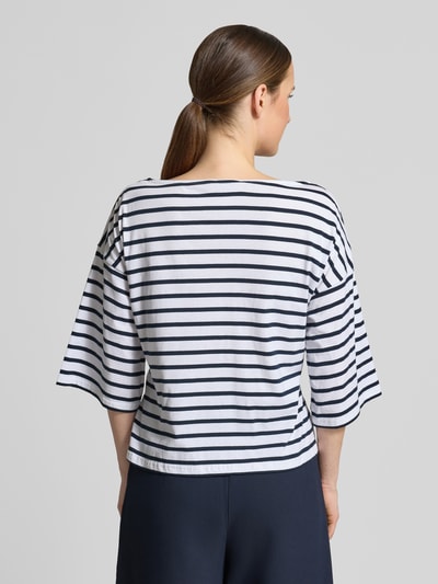 Frauenmodel trägt Damen T-Shirt mit Knotendetail Modell 'DAJANA' von GUIDO MARIA KRETSCHMER WOMAN in Weiß mit schwarzen Streifen, Reine Baumwolle, Taillierter Schnitt, Rundhalsausschnitt, 3/4-Arm, Rückenlänge 51 cm, Ganzkörperansicht Rückansicht.