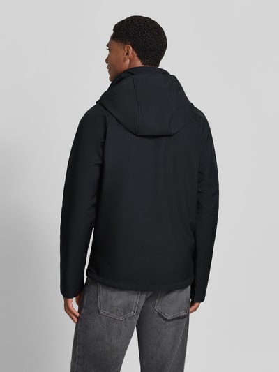 Männermodel trägt Regular Fit Jacke mit Logo-Print Modell 'Cascade Ridge™' von Columbia in Schwarz, Softshell, Ganzkörperansicht Rückansicht.
