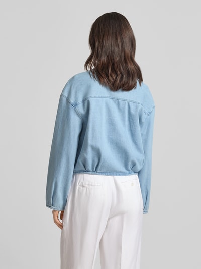 Kobiece modelka nosi kurtkę jeansową z mieszanki bawełny, krój relaxed fit, model 'Geviva' od mbyM, widok całej sylwetki z tyłu.