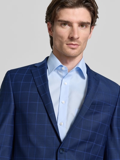 Mannelijk model draagt Regular Fit Anzugjacke mit Schurwoll-Anteil van HECHTER PARIS, blauw ruitpatroon, reverskraag, detailopname bovenlichaam. Elastische materiaalmix, dubbele knoopsluiting, maat 50: taille 43 cm, ruglengte 75 cm, schouderbreedte 46 cm, mouwlengte 65 cm, binnenbeenlengte 83 cm.