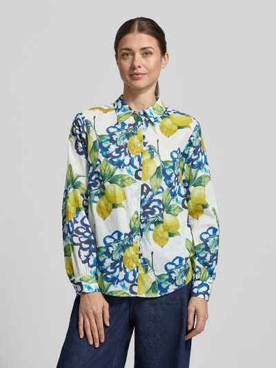 Frauenmodel trägt Regular Fit Hemdbluse mit floralem Allover-Print von More & More, Reine Baumwolle, Hemdblusenkragen, Langärmelig, Ganzkörperansicht von vorne