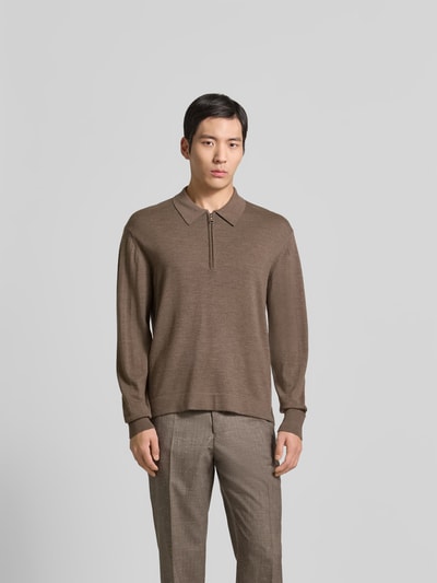 Männermodel trägt Pullover in Strick-Optik von Officine Générale in Braun mit Reißverschluss und Umlegekragen, Ganzkörperansicht von vorne.