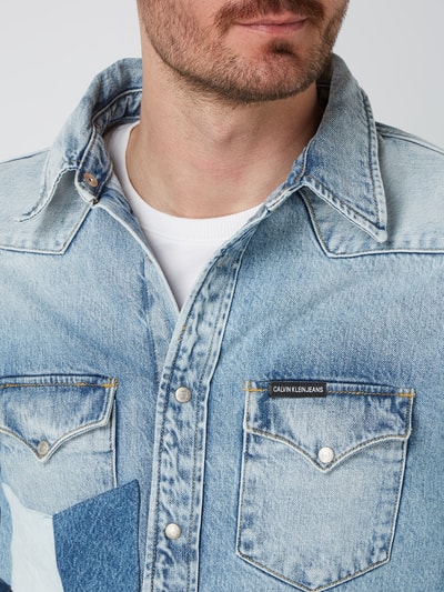 Calvin Klein Jeans Koszula jeansowa o kroju modern fit z naszywkami Jeansowy niebieski 3