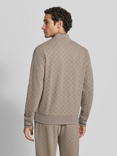 Männermodel trägt Regular Fit Sweatjacke aus Baumwoll-Mix Modell 'SW_Revival Skarley' von BOSS in Beige mit grafischem Muster, Ganzkörperansicht Rückansicht, Herren Sweatjacke von BOSS.