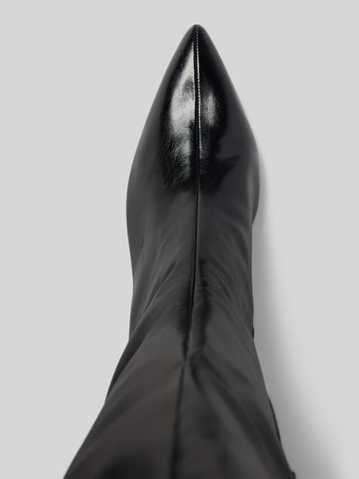 Produktfoto, Stiefel mit Pfennigabsatz von BIANCO in Schwarz, spitz zulaufende Form, glatte Oberfläche, Detailaufnahme, Damenmodell. Kontext: Seitlicher Reißverschluss, glatte Sohle, Absatzhöhe 8 cm, Schafthöhe 41 cm, Schaftweite 20 cm.