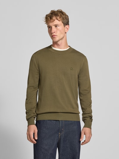 Männermodel trägt Regular Fit Pullover aus reiner Baumwolle Modell 'San Celio-C' von HUGO Blue in Olivgrün, Ganzkörperansicht von vorne.