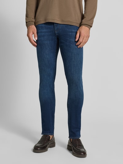 Männermodel trägt Slim Fit Jeans aus Baumwoll-Mix im 5-Pocket Design von Emporio Armani in Dunkelblau, Nahaufnahme Oberkörper bis Füße. Elastischer Stoff, sichtbare Struktur, Bundweite 42 cm, Innenbeinlänge 84 cm.
