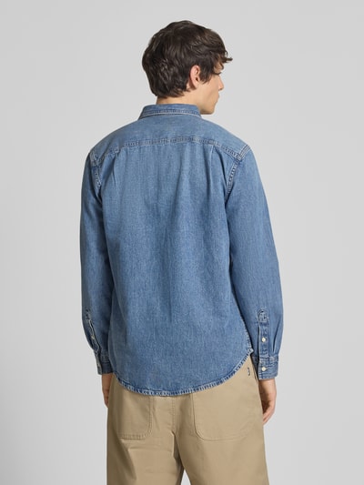 Männermodel trägt Regular Fit Jeanshemd aus reine Baumwolle von Calvin Klein Jeans in denimlook met kentkraag, lange mouw, borstzak, manchet met één knoop, doorlopende knoopsluiting, labelpatch, puur katoen; Ganzkörperansicht Rückansicht.