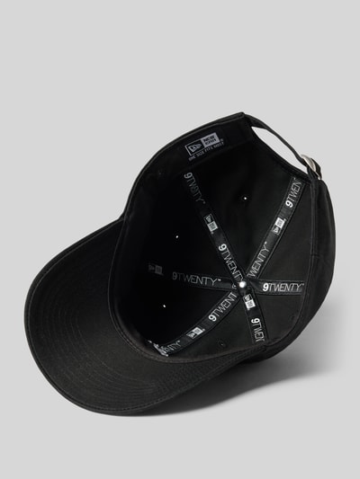 Produktfoto, Basecap mit Logo-Stitchings Modell '9TWENTY' von New Era aus Baumwolle, schwarzes Material mit eingestickten Luftlöchern und verstellbarem Riegel, gebogener und verstärkter Schirm, Innenansicht