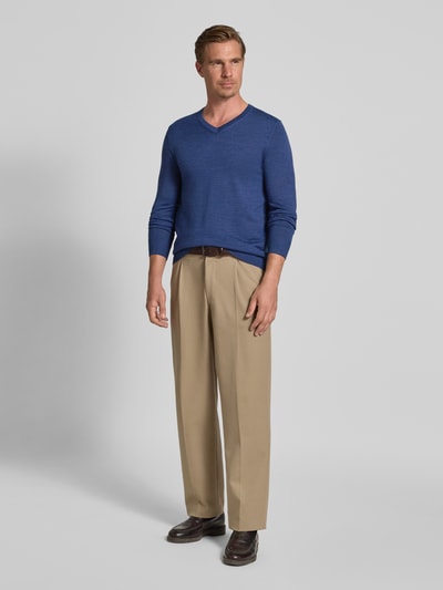 Christian Berg Men Sweter z dzianiny z mieszanki wełny merino z dekoltem w serek Jeansowy niebieski melanż 1