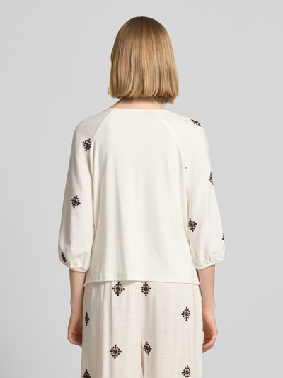 Frauenmodel trägt Bluse aus Viskose-Mix mit 3/4-Arm von Christian Berg Woman Selection in Creme mit dezentem Muster, Ganzkörperansicht Rückansicht.