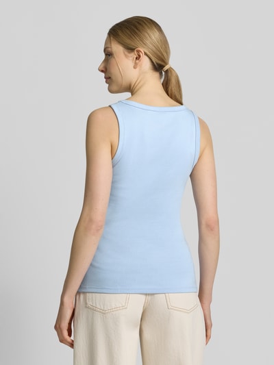 Modelka nosi Slim Fit Tank Top aus Baumwoll-Mix Modell 'DATAMIA' od HUGO, jasnoniebieski, gładki, szerokie ramiączka, bawełniany, krój slim fit, całkowity widok od tyłu.