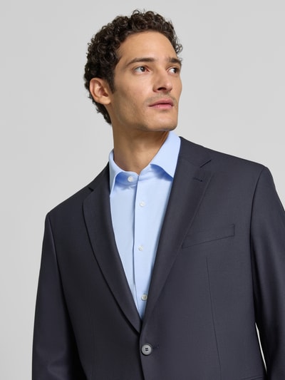 Männermodel trägt Slim Fit Businesshemd aus Baumwoll-Mix Modell 'P-Hank-K-261' von BOSS in Hellblau, glatte Struktur, Nahaufnahme Oberkörper, Herren Businesshemd von BOSS.