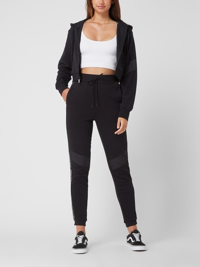 Calvin Klein Performance Cropped Sweatjacke mit Logo-Streifen  Schwarz 1