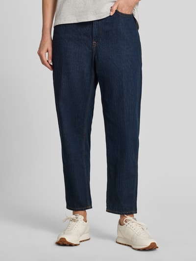 Frauenmodel trägt Tapered Fit Barrel Jeans aus reiner Baumwolle von Polo Ralph Lauren, dunkler Baumwoll-Denim, Ganzkörperansicht von vorne.