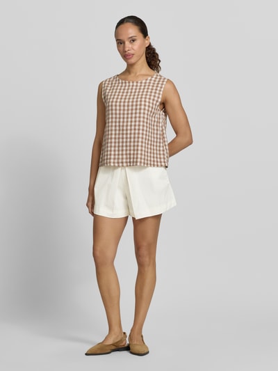 Frauenmodel trägt Regular Fit Bermuda aus Baumwoll-Mix Modell 'MAESTRO' von MAX&Co., helle Farbe, glatte Oberfläche, Ganzkörperansicht von vorne, Damen Bermuda von MAX&Co.