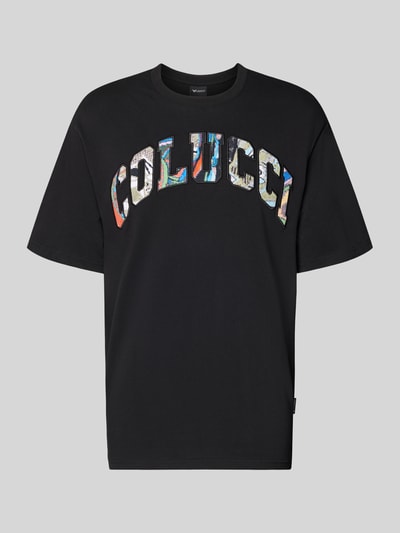 Produktfoto, T-Shirt mit 1/2-Arm von COLUCCI in Schwarz, bunte COLUCCI-Schrift, Reine Baumwolle, Gerader-Schnitt, Rundhalsausschnitt, Herren T-Shirt