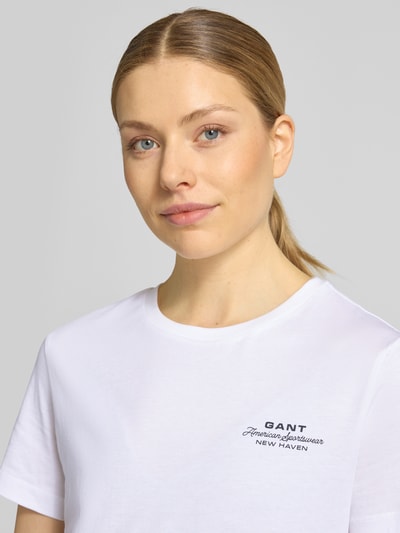 Frauenmodel trägt T-Shirt mit Label-Print und Rundhalsausschnitt von Gant, Reine Baumwolle, Regular-Fit, Damen T-Shirt, Nahaufnahme Oberkörper.