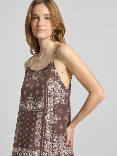 Vrouwenmodel draagt bruin-wit loose fit vrijetijdsjurk uit pure viscose model 'AMBEL' van Only, dames vrijetijdsjurk, nahaufnahme bovenlichaam.