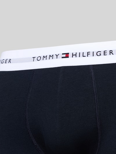 Männermodel trägt Trunks aus Baumwoll-Mix im 3er-Pack von Tommy Hilfiger, unifarben, Skinny Fit, elastischer Bund, Nahaufnahme Oberkörper.