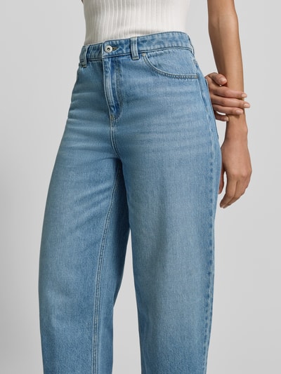 Frauenmodel trägt Loose Fit Jeans mit 5-Pocket-Design von Jake*s Casual in hellem Blau, lockerer Schnitt, Nahaufnahme Oberkörper.