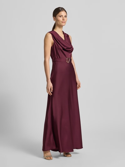 Kobiece modelka nosi Regular Fit sukienka wieczorowa z satyny od Rinascimento, elastyczna mieszanka materiałów, lejący kołnierz, krój bez rękawów, odpinana materiałowa tasiemka, długość tyłu w rozmiarze S: 123 cm, szerokość w rozmiarze S: 43 cm, widok całej sylwetki z przodu.