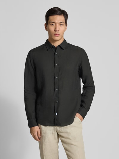 Męski model nosi Casual Fit Freizeithemd aus Leinen von OLYMP Level Five, czarny, kołnierzyk typu kent, listwa guzikowa, len, długość tyłu 77 cm, szerokość ramion 49 cm, długość rękawów 67 cm, całkowity widok z przodu.