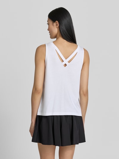 Frauenmodel trägt Regular Fit Trägertop aus Baumwoll-Mix von s.Oliver RED LABEL in Weiß und Schwarz, glatte Textur, Ganzkörperansicht Rückansicht.