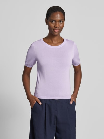 Frauenmodel trägt Strickshirt aus Lyocell-Mix mit Rundhalsausschnitt von GUIDO MARIA KRETSCHMER WOMAN in Flieder, Slim-Fit, Label-Detail, Damen, Nahaufnahme Oberkörper.