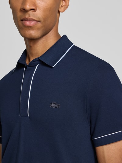 Mannenmodel draagt donkerblauw Regular Fit poloshirt uit katoenmix van Lacoste, Heren poloshirt, close-up bovenlichaam