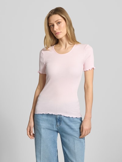 Modelka kobieca nosi damski t-shirt MOS MOSH T-Shirt mit Rippenstruktur Modell 'Elaine', jasnoróżowy, prążkowana faktura, falisty brzeg, okrągły dekolt, dopasowany krój, długość tyłu w rozmiarze S/M 61 cm, widok całej sylwetki z przodu.