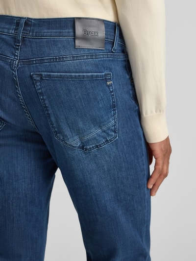 Mężczyznamodel nosi Straight Fit Jeans mit 5-Pocket-Design Modell 'Chuck' od Brax, bawełna ze stretchem, widok tył całej sylwetki.