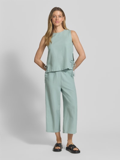 Frauenmodel trägt Culotte aus Viskose-Mix mit Leinen-Anteil, Loose-Fit, elastischer Bund, Eingrifftaschen, Modell 'PRISILLA' von Vila, Ganzkörperansicht von vorne.