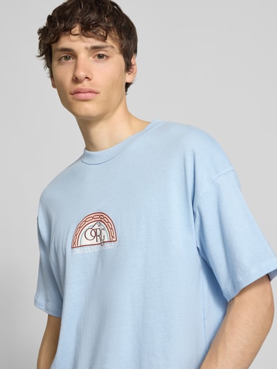 Männermodel trägt T-Shirt mit Label-Print und Rundhalsausschnitt von Jack & Jones, Reine Baumwolle, Regular-Fit, Nahaufnahme Oberkörper.