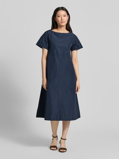 Frauenmodel trägt fließendes Freizeitkleid mit Baumwoll-Anteil Modell 'PIOPPO' von Weekend Max Mara in schimmernder Optik, Passform fließend, U-Boot-Ausschnitt, Taillengürtel, Nahtreißverschluss, Kurzarm, Materialverarbeitung Popeline, Material-Mix, dunkelblau, glatte Struktur, Ganzkörperansicht von vorne.
