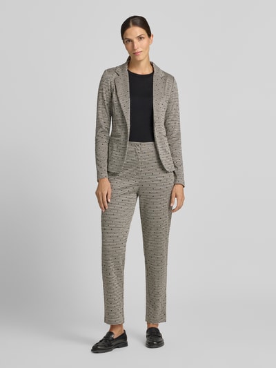 Frauenmodel trägt Slim Fit Hose mit Viskose-Anteil Modell 'Kate' von ICHI, grau gemustert, mit Eingrifftaschen, Ganzkörperansicht von vorne.