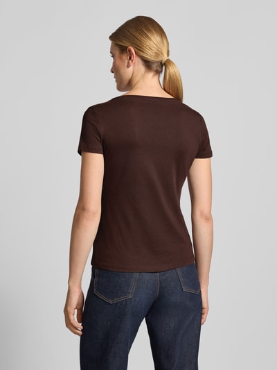 Männermodel trägt Damski t-shirt Regular Fit T-Shirt aus reiner Baumwolle von Tom Tailor, ciemny brąz, gładka faktura, Ganzkörperansicht Rückansicht.