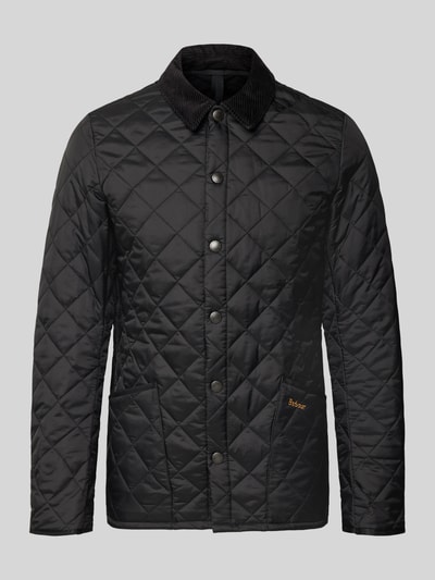 Produktfoto, kurtka pikowana Steppjacke mit Umlegekragen od Barbour, krój regular fit, jednokolorowy, wykładany kołnierz, listwa z zatrzaskami, wpuszczane kieszenie, wyhaftowane logo, pikowanie, długość tyłu 68 cm, szerokość ramion 40 cm, szerokość klatki piersiowej 42 cm, długość rękawów 70 cm.