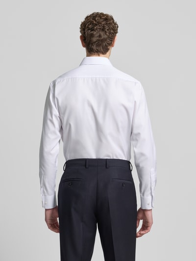 Männermodel trägt Regular Fit Businesshemd aus Uni Solid von Eterna, reine Baumwolle, weiß, Kentkragen, Sportmanschetten, Ganzkörperansicht Rückansicht.