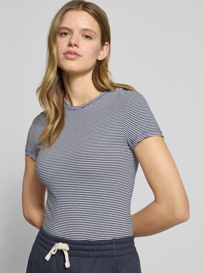 Frauenmodel trägt Slim Fit T-Shirt mit Rundhalsausschnitt von Review, schmal gestreiftes Design in Blau-Weiß, elastischer Baumwoll-Mix, Nahaufnahme Oberkörper.