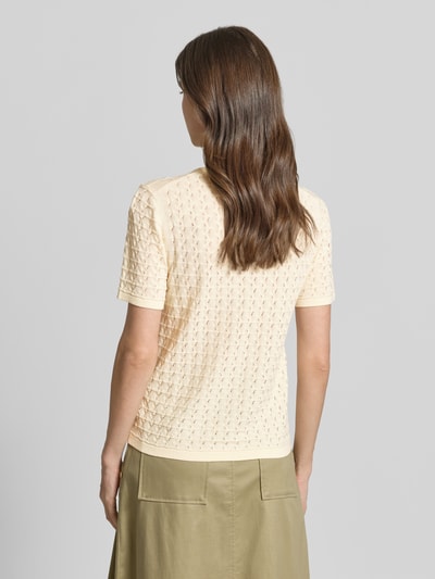 Frauenmodel trägt Strickshirt aus Viskose-Mix mit Rundhalsausschnitt von Jake*s Collection, Regular-Fit, Strukturmuster, Rückenlänge 51 cm, Ärmellänge 20 cm, helle Farbe, Ganzkörperansicht Rückansicht.