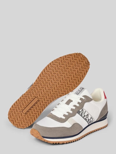 Produktfoto, Sneaker mit Label-Details Modell 'COSMOS' von Napapijri, weiß-grau mit Gummisohle, abgerundeter Spitze und Schnürung, speziell für Herren, Absatzhöhe 3 cm, Schafthöhe 9 cm, Schaftweite 7 cm.