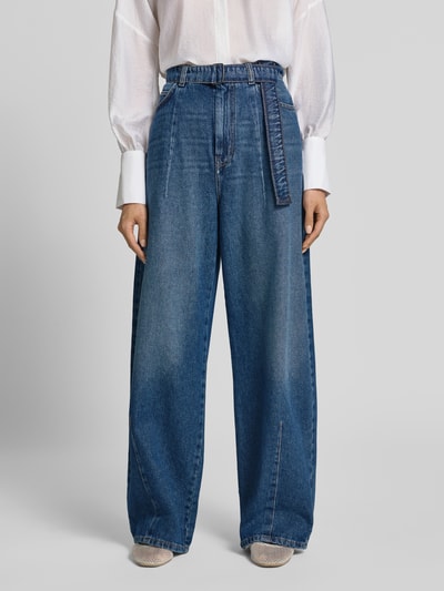 Frauenmodel trägt Barrel Jeans aus reiner Baumwolle Modell 'MADIA' von Max Mara, blaue Denimstruktur, Damen Barrel Jeans von Weekend Max Mara, Ganzkörperansicht von vorne.