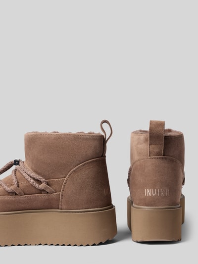 Produktfoto, boots uit gecoat leer met afgeronde vorm, Model 'CLASSIC LOW PLATFORM' van INUIKII, labeldetail, geprofileerde plateauzool, hakhoogte maat 40: 6 cm, schachthoogte: 12 cm, schachtbreedte: 12 cm