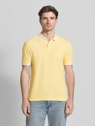 Männermodel trägt Modern Fit Poloshirt mit Stitching von Fynch-Hatton in Gelb, reine Baumwolle, Knopfleiste, Polokragen, Ganzkörperansicht von vorne.