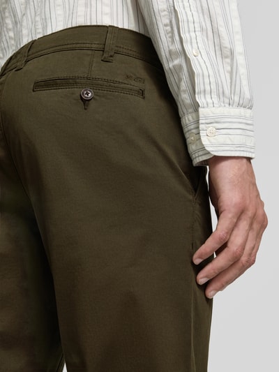 Männermodel trägt Straight Fit Hose mit Gesäßtaschen von MCNEAL in Olivgrün aus Reine Baumwolle, Detailaufnahme Gesäßbereich.