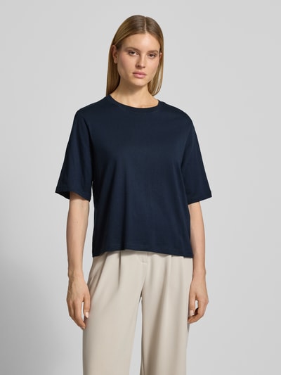 Frauenmodel trägt Damen T-Shirt aus Bio-Baumwolle, Boxy-Fit, Modell 'Derby' von Soyaconcept, Rundhalsausschnitt, dunkelblau, Rückenlänge 57 cm bei Größe S, Ganzkörperansicht von vorne.