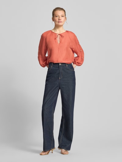 Frauenmodel trägt Bluse aus Leinen-Mix mit Zierknöpfen von Marc Cain, lockere Passform, Schlüsselloch-Ausschnitt, 3/4-Arm, Ganzkörperansicht von vorne.