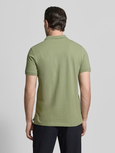 Männermodel trägt Slim Fit Poloshirt mit Logo-Stitching von MCNEAL in Hellgrün, reine Baumwolle, Polokragen, Ganzkörperansicht Rückansicht.