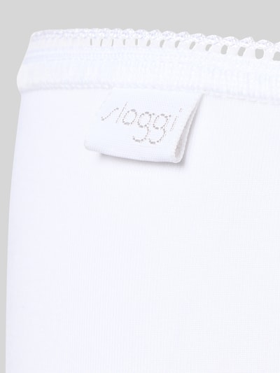 Produktfoto, Slip mit Label-Detail im 3er-Pack von Sloggi aus weißem Material-Mix mit Stretch-Anteil, glatte Struktur, Detailaufnahme.